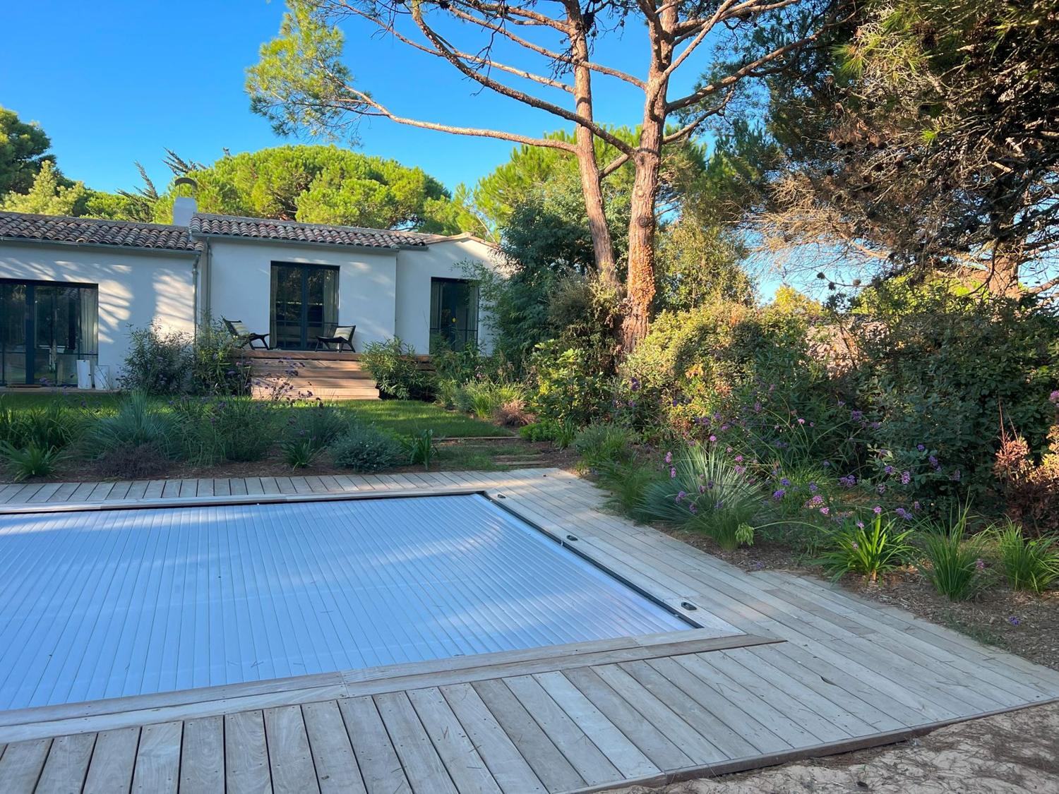 La piscine sous les pins